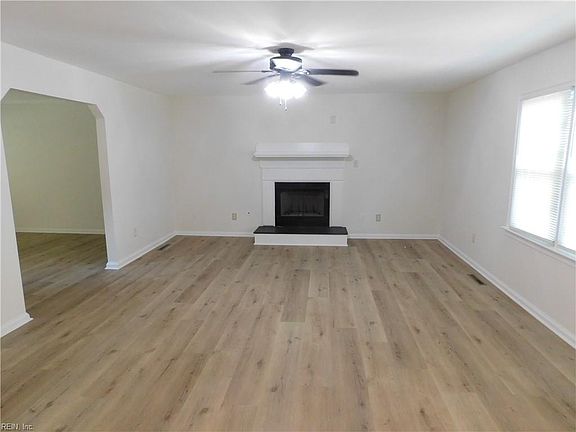 4th image of 1129 Crystalwood Cir