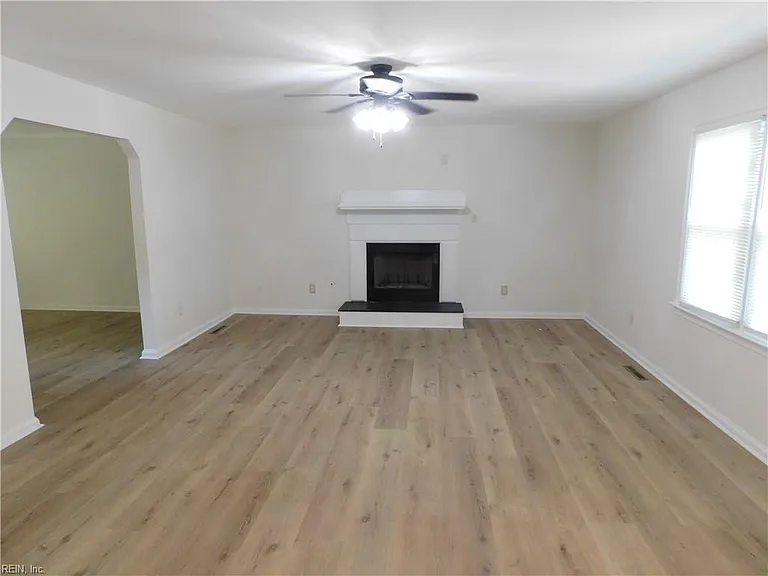 1129 Crystalwood Cir — Photo 4