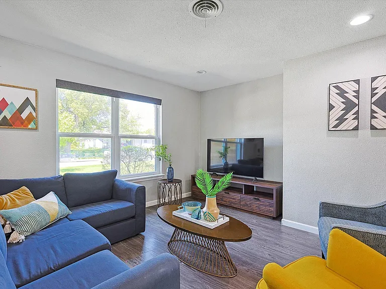 530 E Tyler St — Photo 6