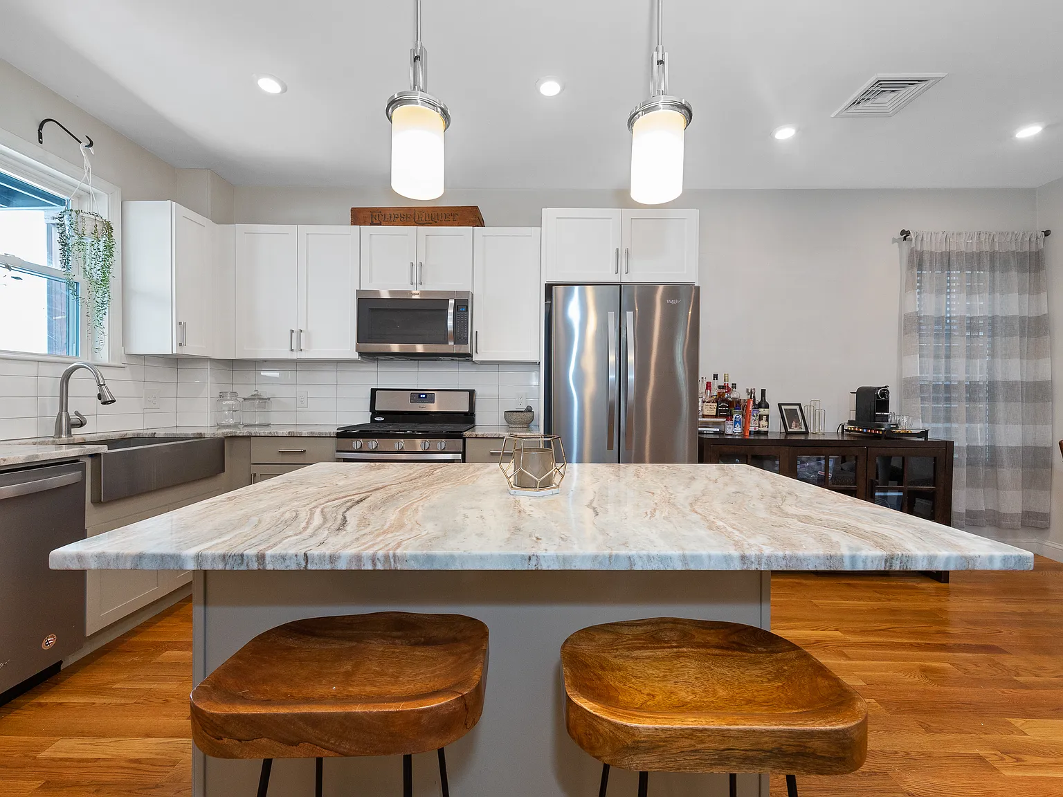 2 bed, 858 sqft, $3,400 — Photo 4