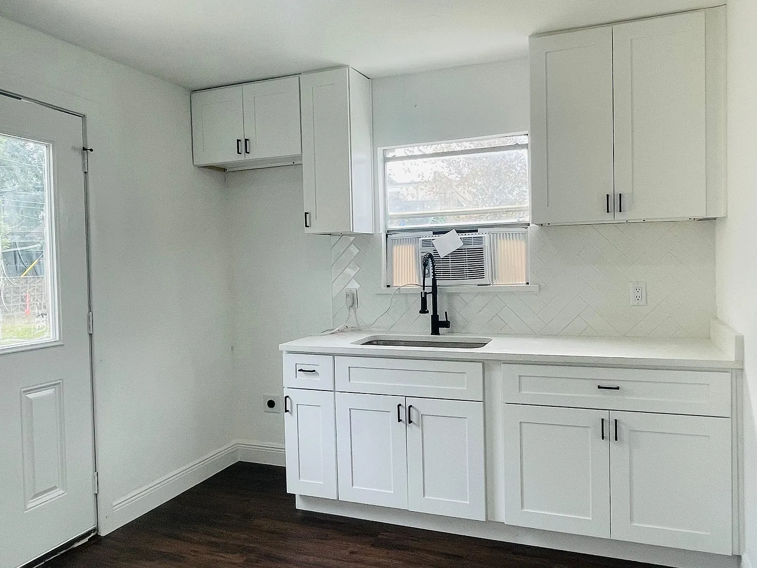 1 bed, 888 sqft, $1,100 — Photo 4