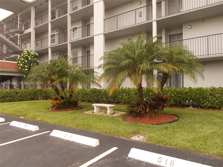 1400 SW 124th Ter #106Q — Photo 6