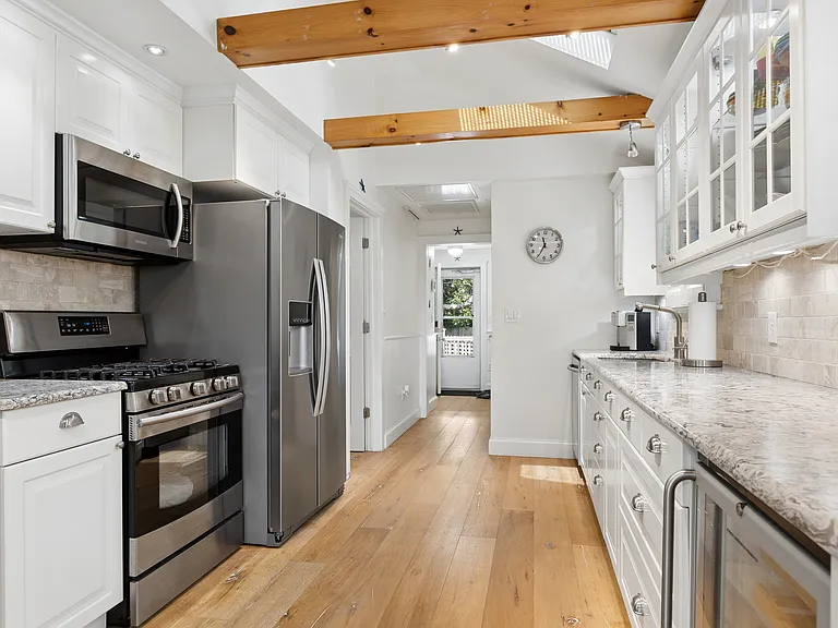 33 Bay Ave — Photo 11