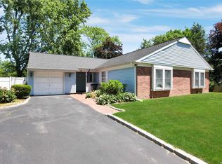 21 Magic Mountain Dr, Coram, NY 11727