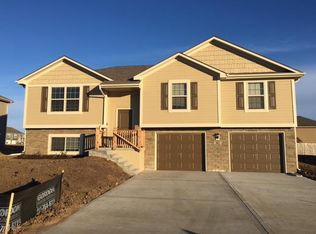 302 NE 192nd Ter, Smithville, MO 64089