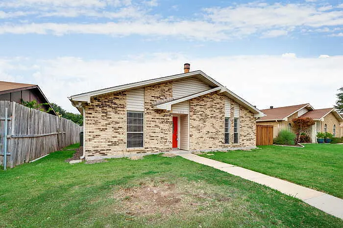 5033 Avery Ln — Photo 1