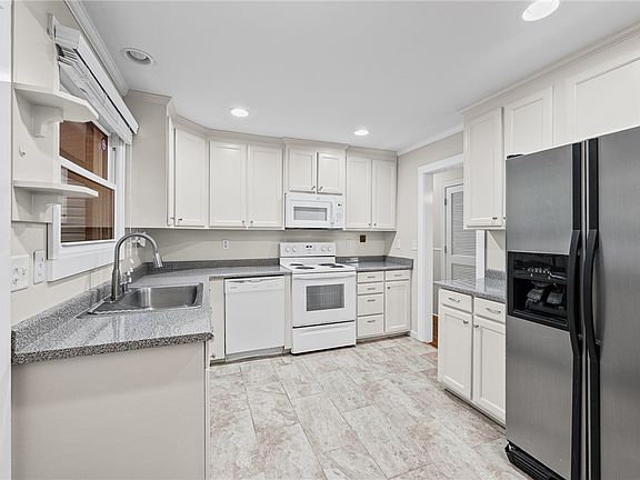 3rd image of 17 Eisenhower Dr