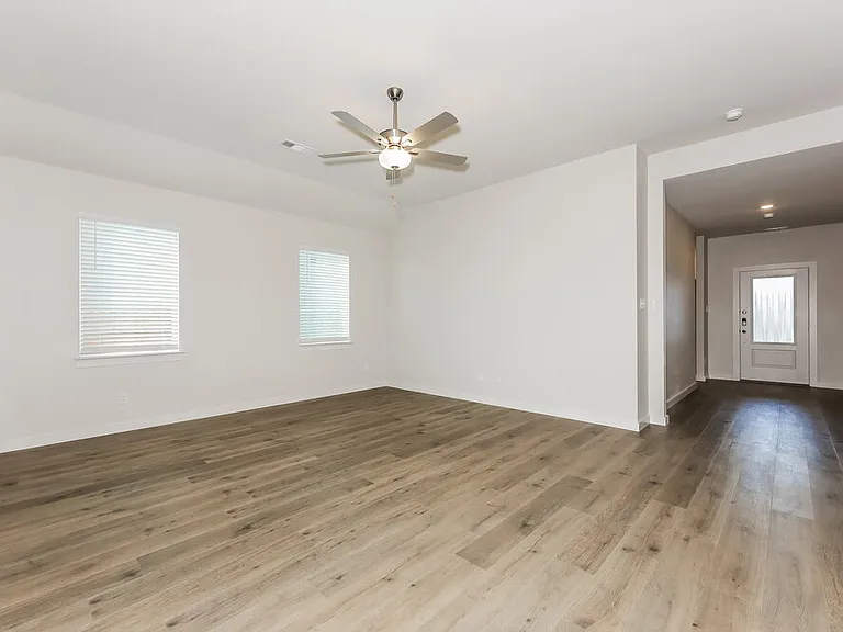 313 Patton Ln — Photo 3