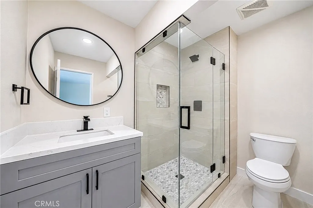 5 bed, 2370 sqft, $3,200 — Photo 3