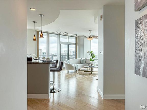 5th image of 4909 Laclede Ave APT 1204