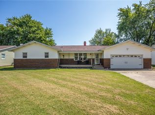 6 Sherman Dr, Altamont, IL 62411