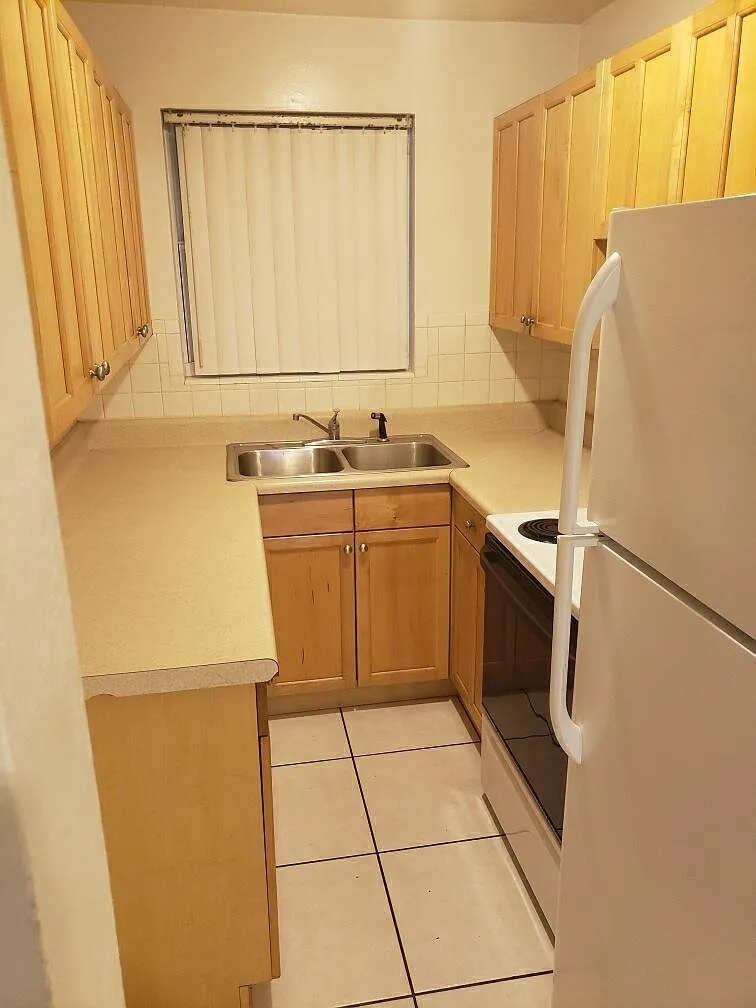 116 S Coates St — Photo 2