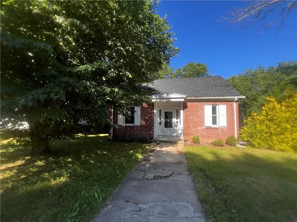 92 N Main St, Pascoag, RI 02859