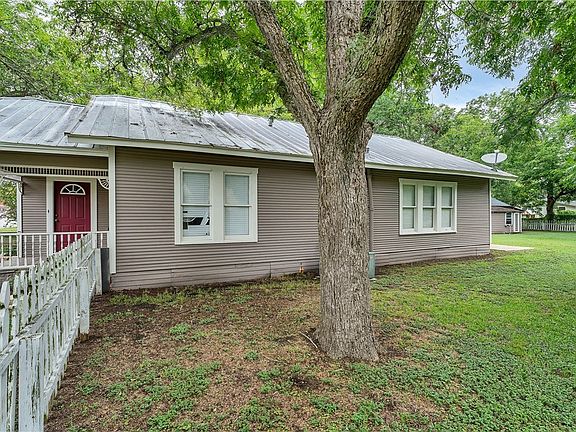 4th image of 409 N Avenue G