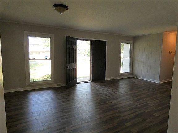 2nd image of 901 Winding Ln