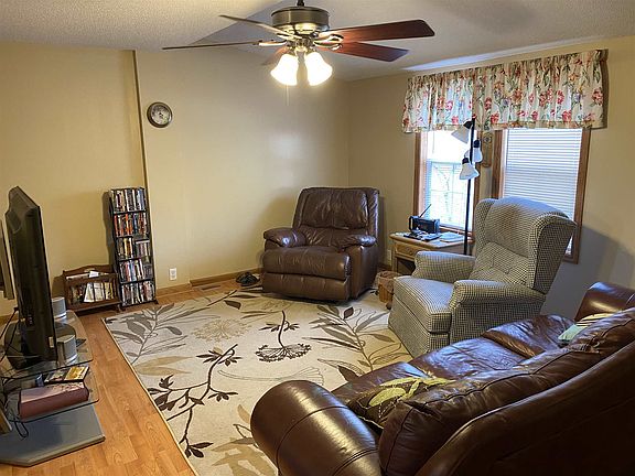 4th image of 157 River Lake Dr