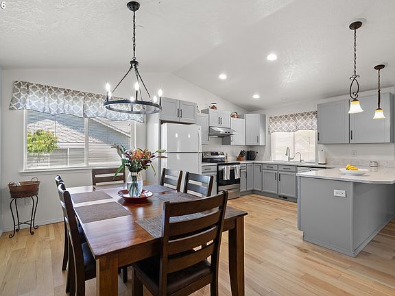 4th image of 317 SW 13th Pl