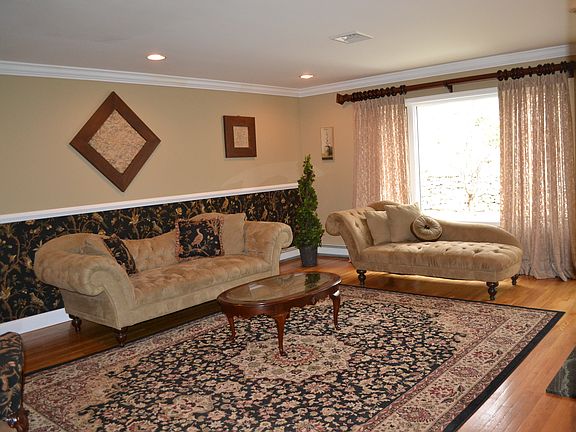 Large Family Rm w Fireplace