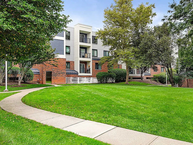 River Club Apartments — Photo 37