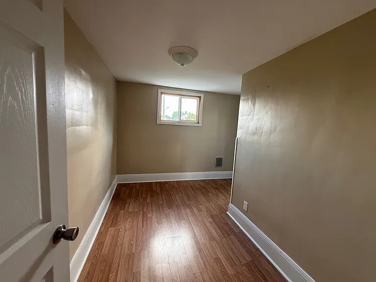 1016 Beckford St — Photo 5
