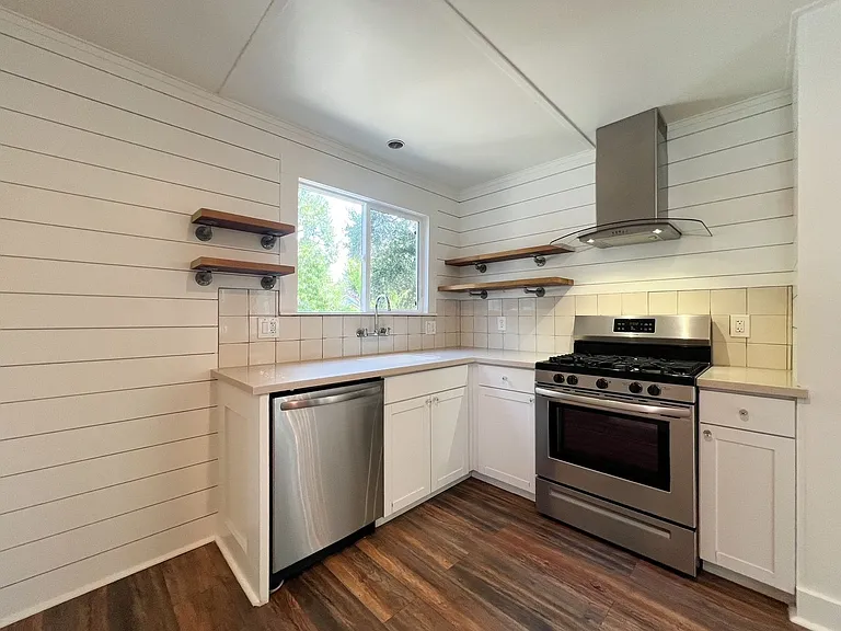 934 Clinton St — Photo 19