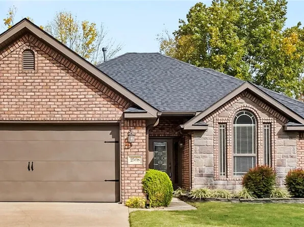 2508 W Vanike Dr, Fayetteville, AR 72704