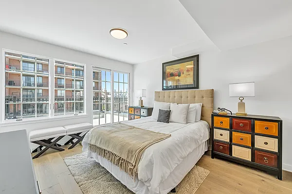 Sold by Amorelli Realty | media 5