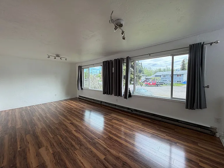 320 Thomas Cir — Photo 7