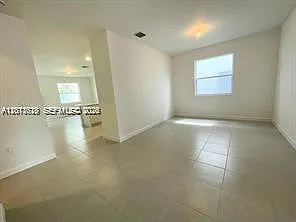 863 SE 26th Ter — Photo 7
