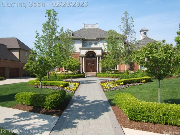 17905 Parkshore Dr, Northville, MI 48168