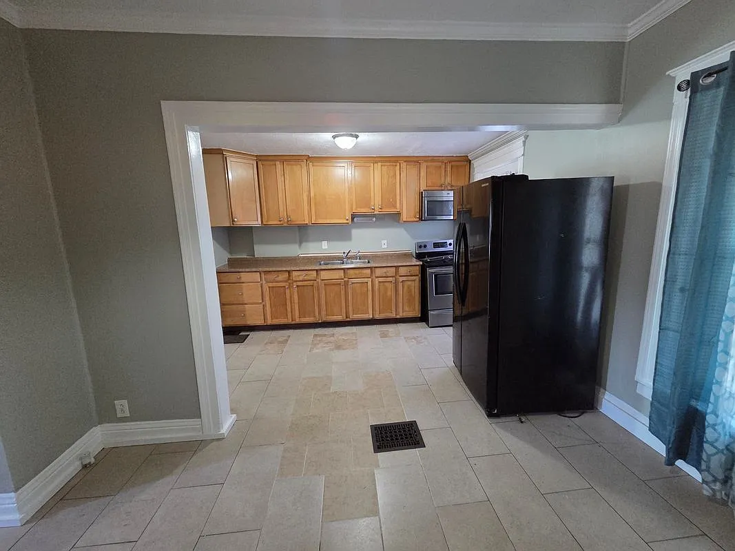 3 bed, 1.0 bath, 602 sqft, $1,600 — Photo 3