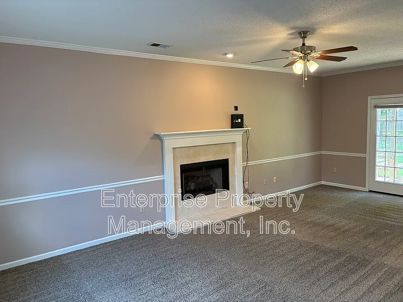 3 bed, 3.5 bath, 2562 sqft, $2,475 — Photo 2