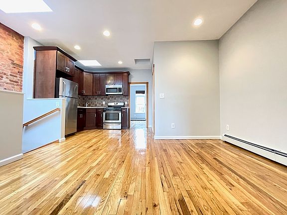 2nd image of 617 Bainbridge St #3L