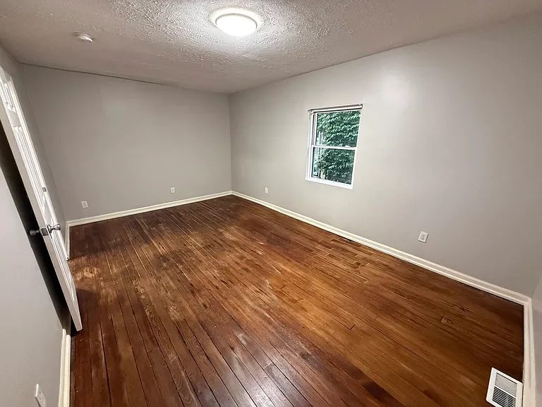 332 E Lincoln St — Photo 15
