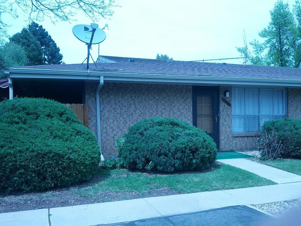 Ranch style condo with detached garage