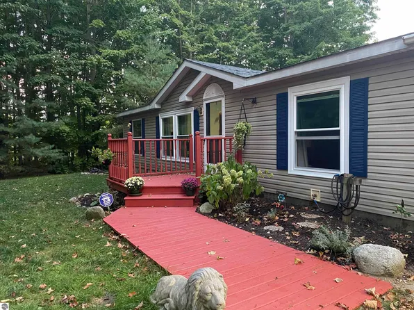 14231 Brownell Rd, Beulah, MI 49617