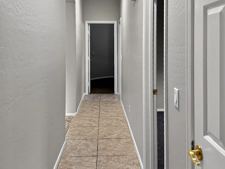 2421 W Ellis St — Photo 37