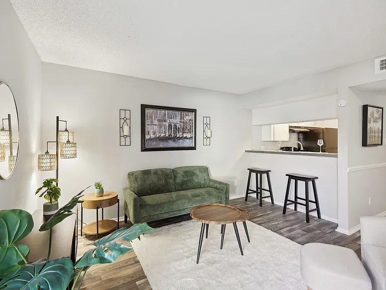 Hollyhills Apartments — Photo 5