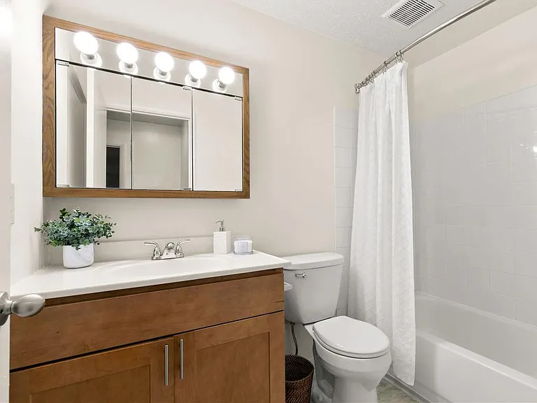 Contemporary Bathroom Style in the 2-Bedroom Floor Plan