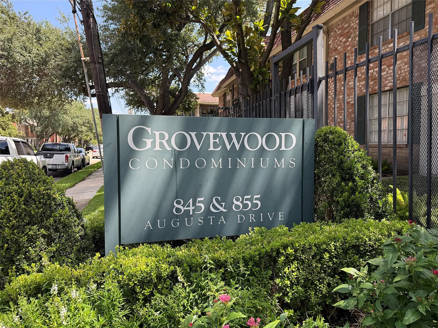 1 bed, 1.0 bath, 698 sqft, $1,275 — Photo 1