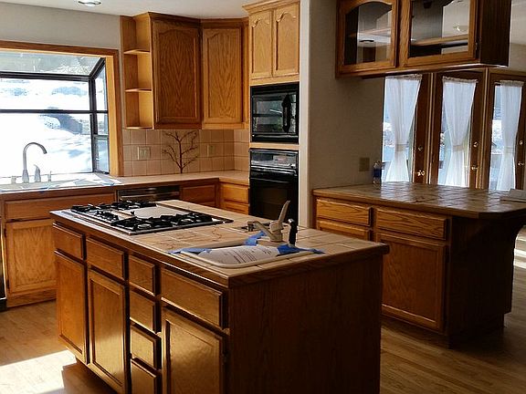 3rd image of 207 Uplands Way