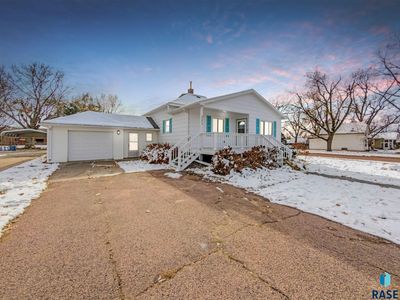221 W 4th Ave, Lennox, SD, 57039