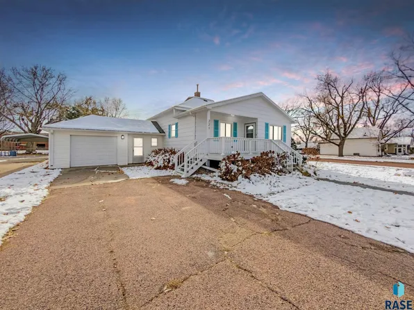 221 W 4th Ave, Lennox, SD 57039
