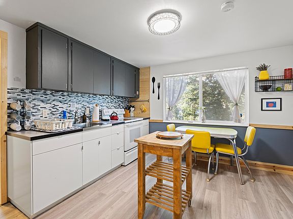 3rd image of 105 Parkview Ter #2