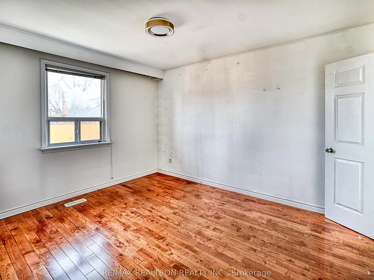93 Mountland Dr #MAIN FLOOR — Photo 14