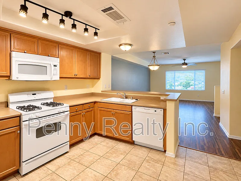 3 bed, 3.0 bath, 1606 sqft, $3,495 — Photo 2