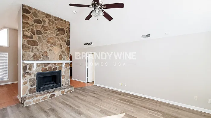 125 Cowan Dr — Photo 5