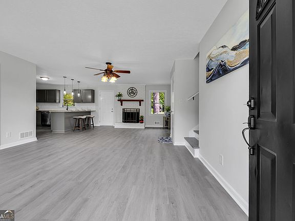 3rd image of 3417 Creekwood Dr SE