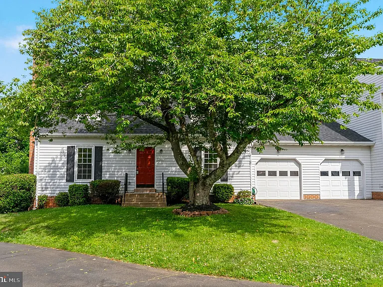 561 Tiffany Ct — Photo 2