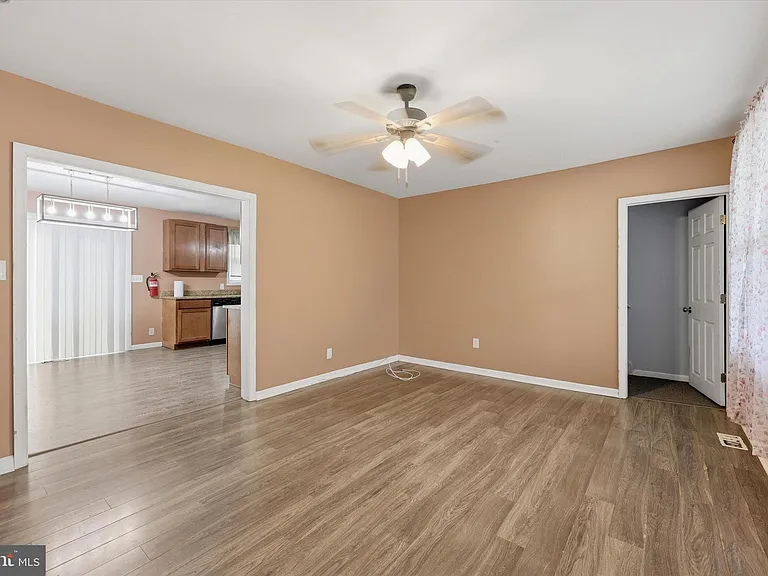 334 N Oakland Ave — Photo 4